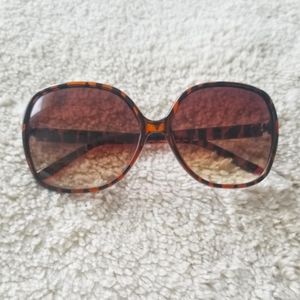 BETSEY JOHNSON Round Tortoiseshell Studded Detail Sunglasses